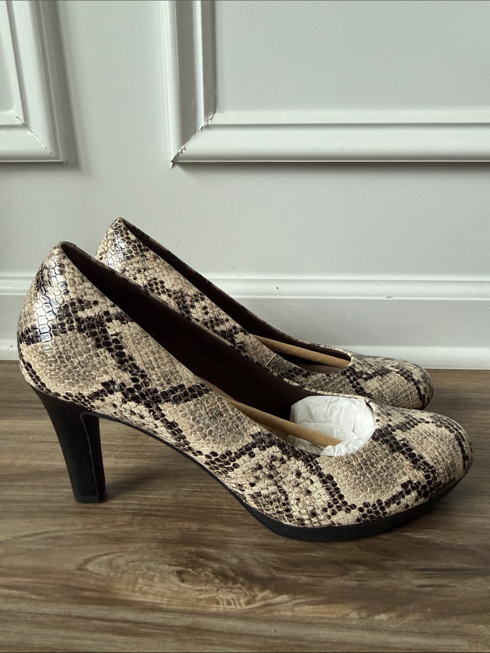 Clarks Women's Adriel Viola Pumps Heels Shoes Taupe Snake Print SIZE 9 1/2 M NEW